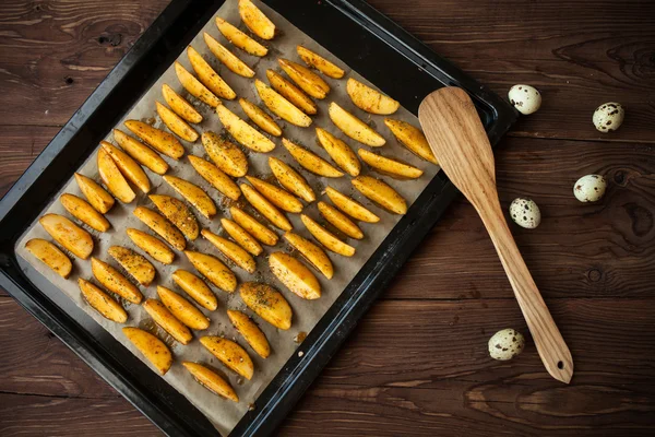 Patata frita casera en el plato en la mesa — Foto de Stock