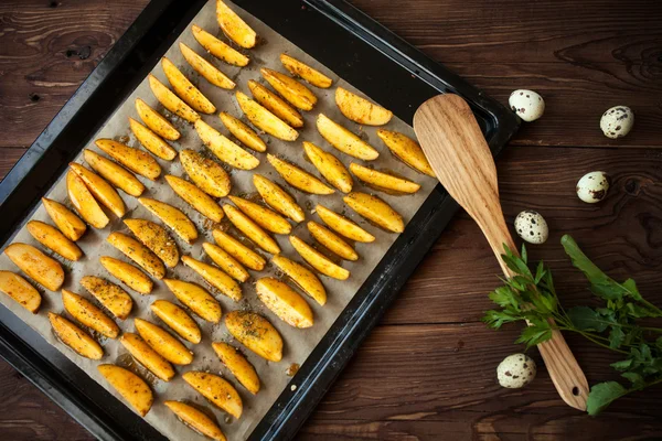 Pommes de terre frites dans une poêle en fer sur la table — Photo