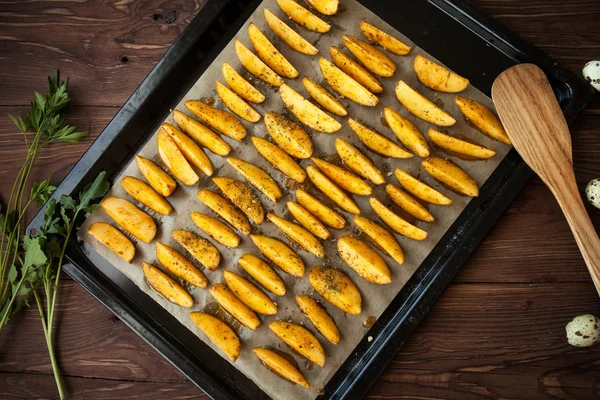 Sabroso bocadillo frito en el plato en la mesa — Foto de Stock