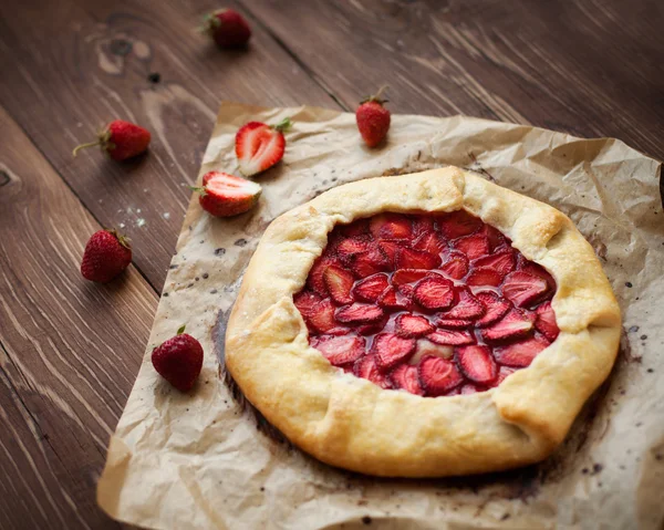 Galette'ye ahşap masa üzerinde çilek ile