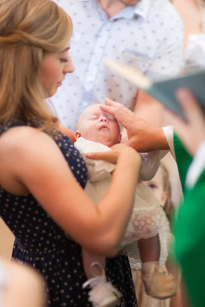 Batismo de bebê na igreja — Fotografia de Stock