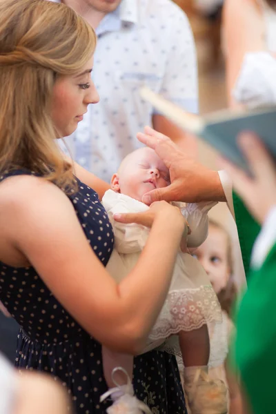 Doopsel van baby in kerk — Stockfoto