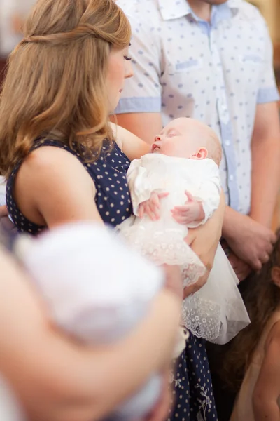 Meisje op moeder handen, doop — Stockfoto