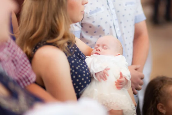 Mädchen auf mütterlichen Händen, Taufe — Stockfoto