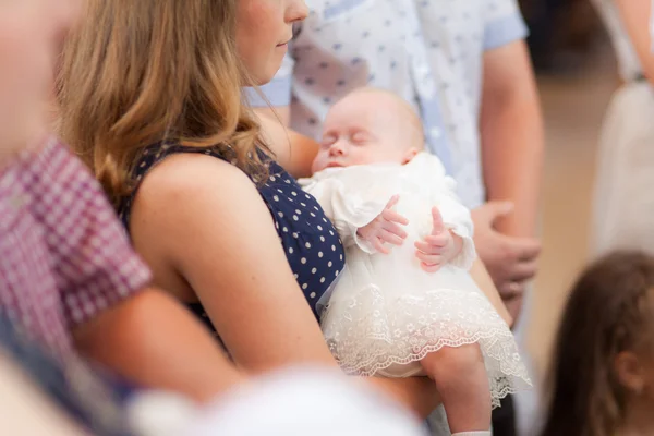 La ceremonia de bautizo de la niña en la iglesia —  Fotos de Stock