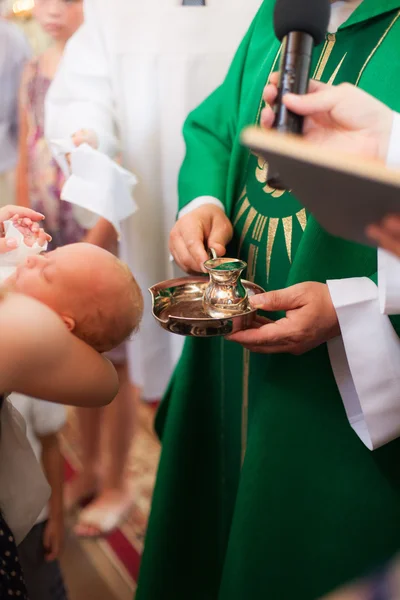 Хрещення маленької дівчинки в церкві — стокове фото