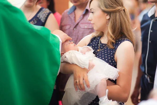 Barn dop, mor hålla baby — Stockfoto