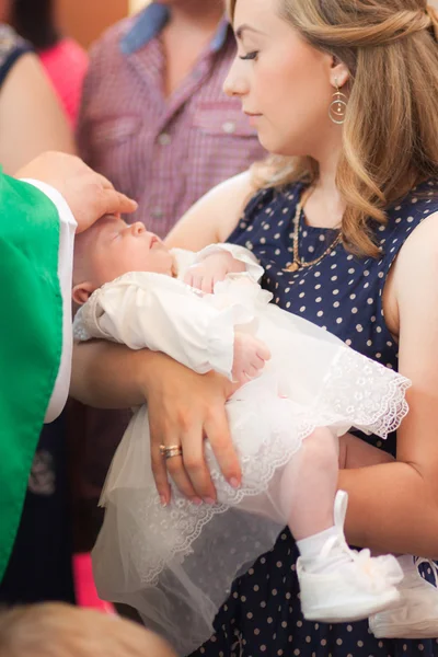 Barn dop, mor hålla baby — Stockfoto