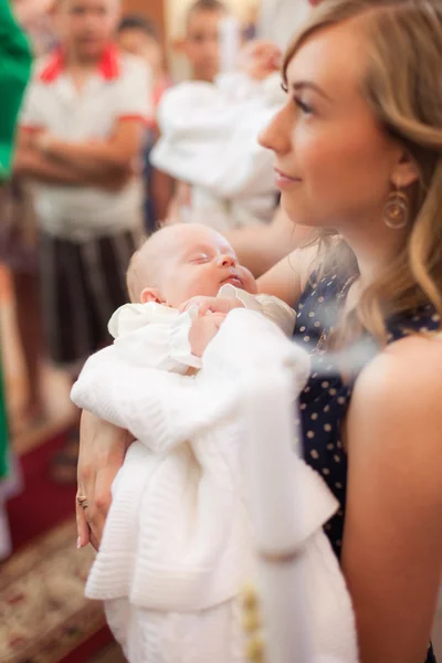 Ragazzina su cerimonia di battesimo di bambino — Foto Stock