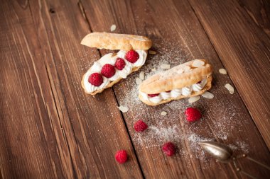 Şekerli tatlı taze ahududu ahşap masa üzerinde ile