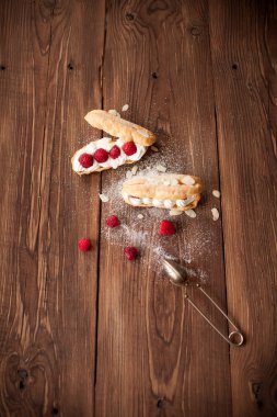 Şekerli tatlı taze ahududu ahşap masa üzerinde ile