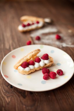 Taze ahududu, stilllife ile krem eklerleri