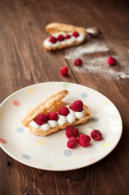 Krem eklerleri taze ahududu ile Kahvaltı