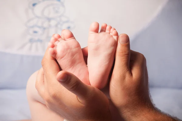 Piedi del bambino sulle mani dei genitori — Foto Stock