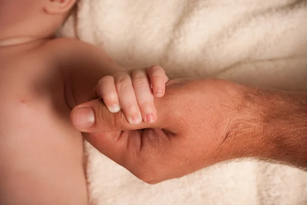 Baby hand försiktigt hålla föräldrar finger — Stockfoto