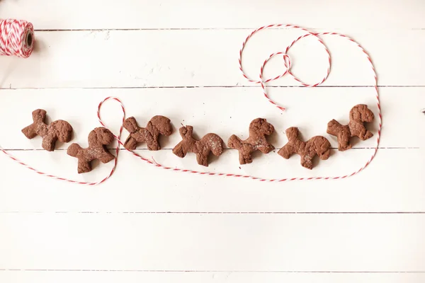 Weihnachtsdekoration Schokoladenkekse auf Tisch mit Fäden — Stockfoto