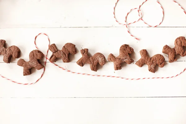 Zelfgemaakte chocolade koekjes op tafel met draden — Stockfoto