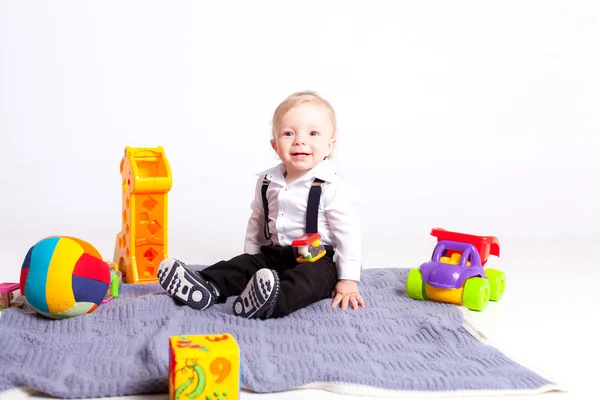 Jongen met speelgoed op witte achtergrond — Stockfoto