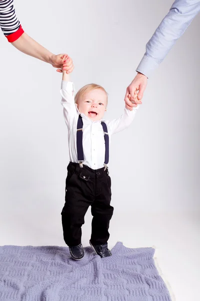 Kleine jongen cry ouders houden op witte achtergrond — Stockfoto