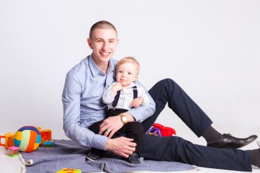 Çocuğun babası battaniye beyaz eller