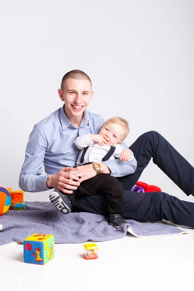 Vader en zoon spelen op wit — Stockfoto