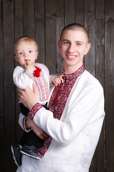 Gelukkig vader met zoon in studio — Stockfoto