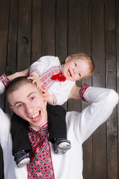 Vater und Sohn spielen im Hintergrund im Studio — Stockfoto