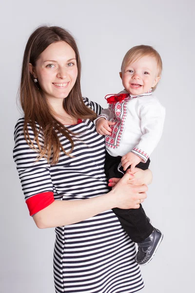 Mother holdigng child in studio — Stock Photo, Image