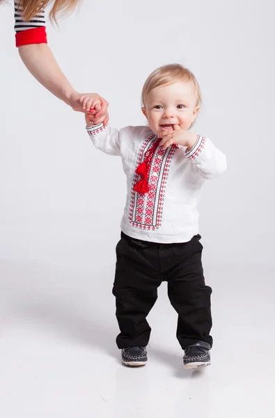 Gelukkige jongen wandeling met moeder op wit — Stockfoto