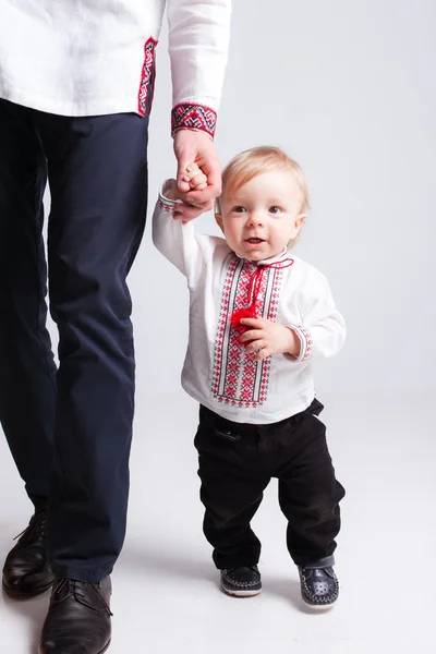 Liten pojke promenad håller far handen på vit — Stockfoto