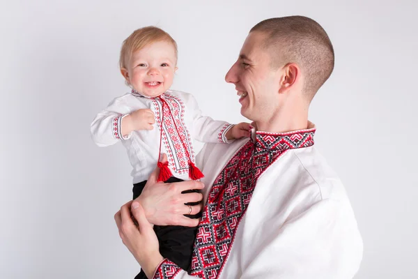 Vater und Sohn spielen im Hintergrund im Studio — Stockfoto