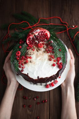 Eller kadın masada Narlı holding lezzetli pasta