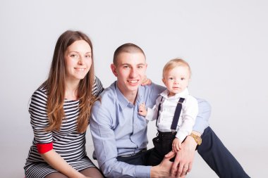 Stüdyo beyaz ebeveynler ile tatlı çocuk