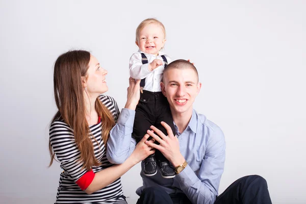 Счастливая семья из трех человек — стоковое фото