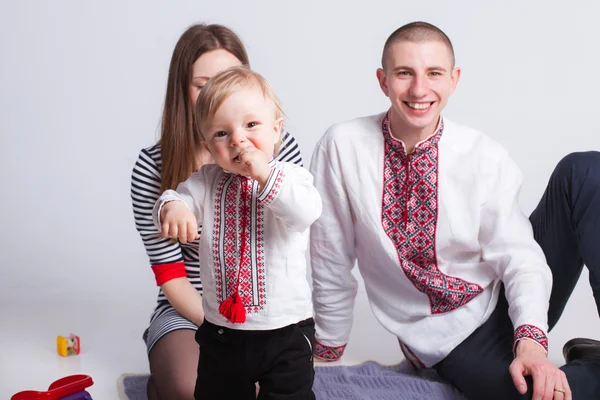 Mooie jongen met ouders in studio wit — Stockfoto