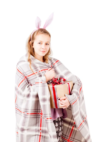 Chica sosteniendo caja de regalo aislado —  Fotos de Stock