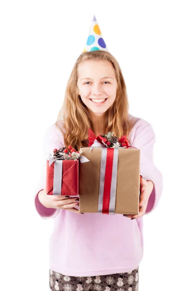 Mädchen hält Geschenke isoliert — Stockfoto