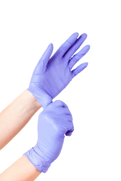 Doctor poniéndose guantes protectores aislados — Foto de Stock