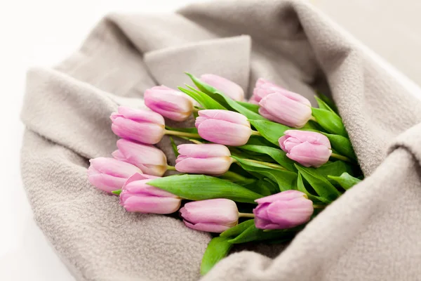 Tablo üzerinde Pembe Lale buketi