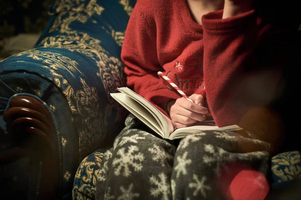 Niña Pijama Navidad Rojo Gris Con Copos Nieve Sofá Adolescente Imágenes De Stock Sin Royalties Gratis