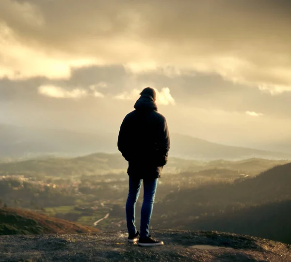 Young Man Coat Cap Jeans Top Mountain Watching Sunrise Views — Stock Photo, Image