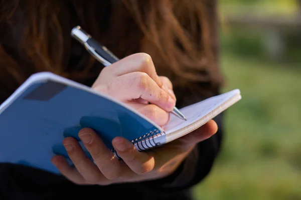 Mujer Guapa Pelo Largo Sentada Una Mesa Piedra Naturaleza Escribiendo —  Fotos de Stock