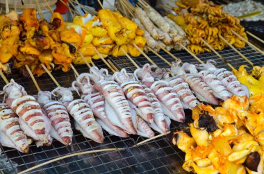 Kızarmış kalamar pazarında 