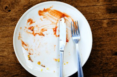 ahşap masa üzerinde kirli boş kahvaltı tabağı