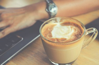 kahve fincanı labtop ofis ahşap tablo