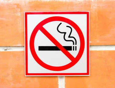 Sigara Sigara İçilmez işareti tuğla duvar