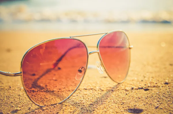 Czarne Okulary Przeciwsłoneczne Morze Tło — Zdjęcie stockowe