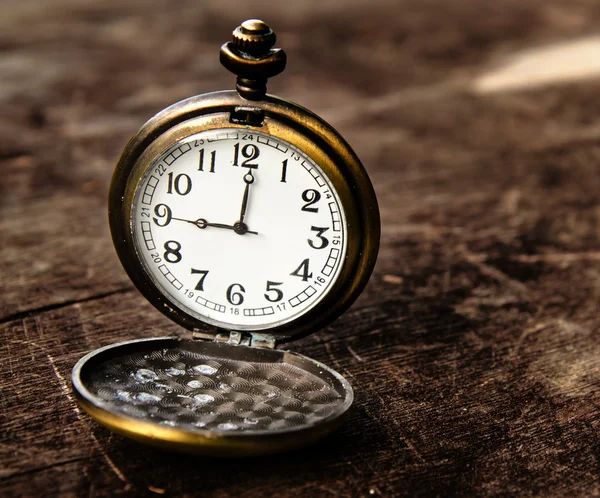 Vintage Pocket Watch Grunge Hout Log — Stockfoto