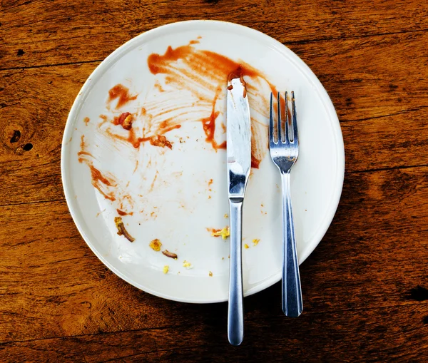 ahşap masa üzerinde kirli boş kahvaltı tabağı