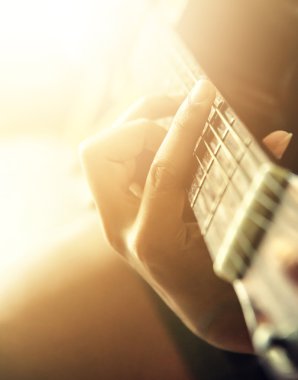Klasik Gitar adamın elini